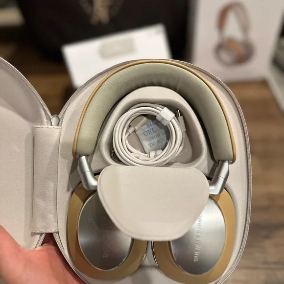 BNWT Bowers & Wilkins Px8 Over-Ear noise canceling Headphones in Tan and Silver - Picture 14 of 16